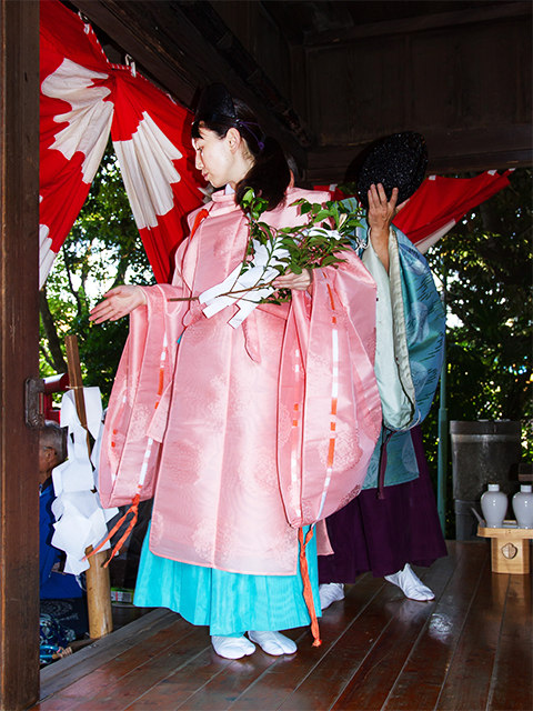 八坂神社　お札まき