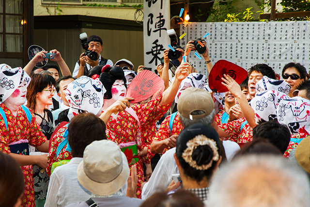 八坂神社　お札まき