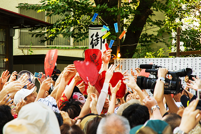 八坂神社　お札まき