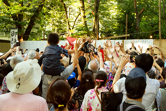 八坂神社　お札まき