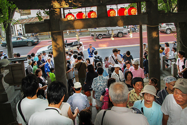 八坂神社　お札まき