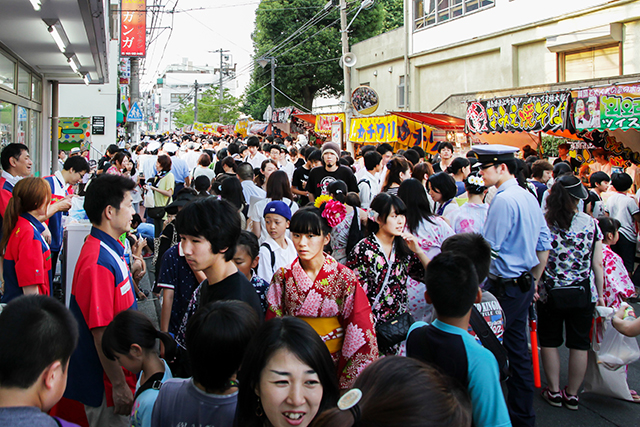 八坂神社　お札まき