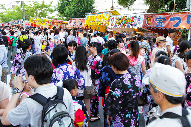 八坂神社　お札まき