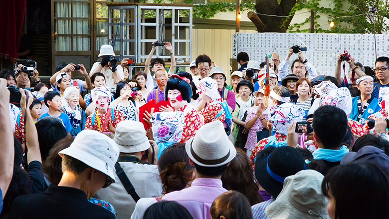 八坂神社の「お札まき」 八坂神社の「お札まき」