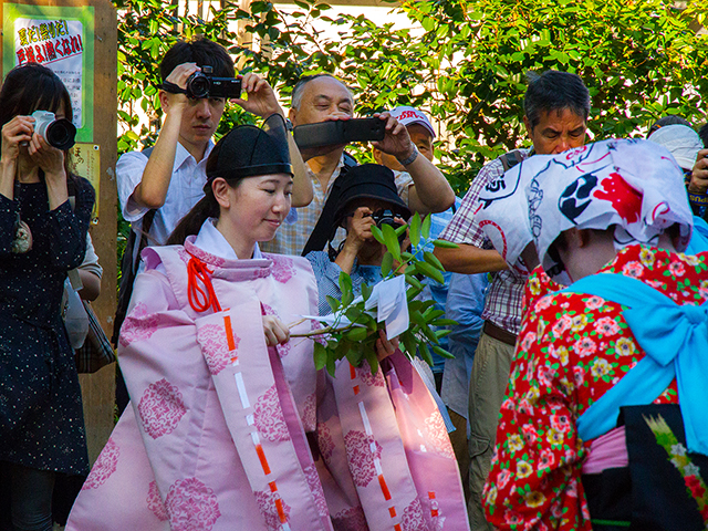 八坂神社の「お札まき」 八坂神社の「お札まき」