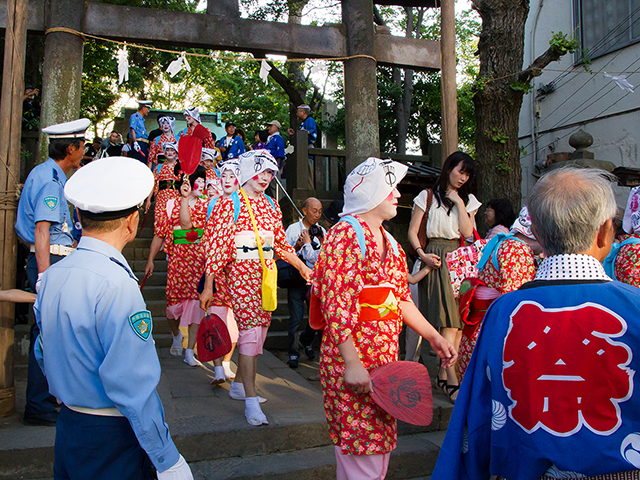 八坂神社の「お札まき」 八坂神社の「お札まき」