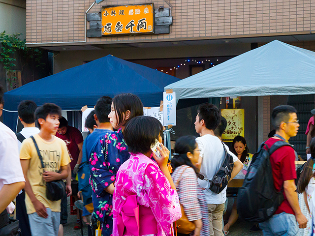 八坂神社の「お札まき」 八坂神社の「お札まき」