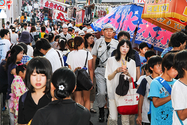 八坂神社　お札まき