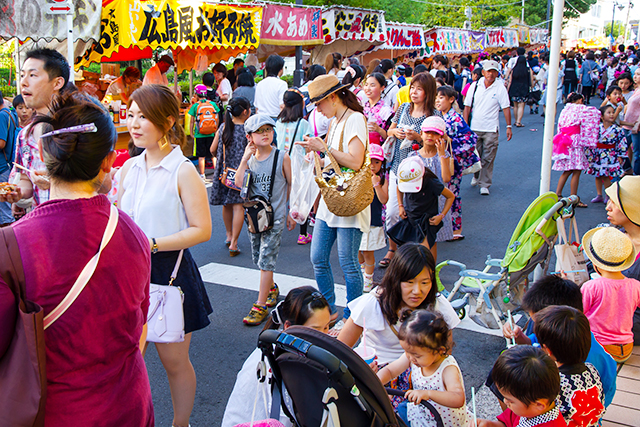 八坂神社　お札まき