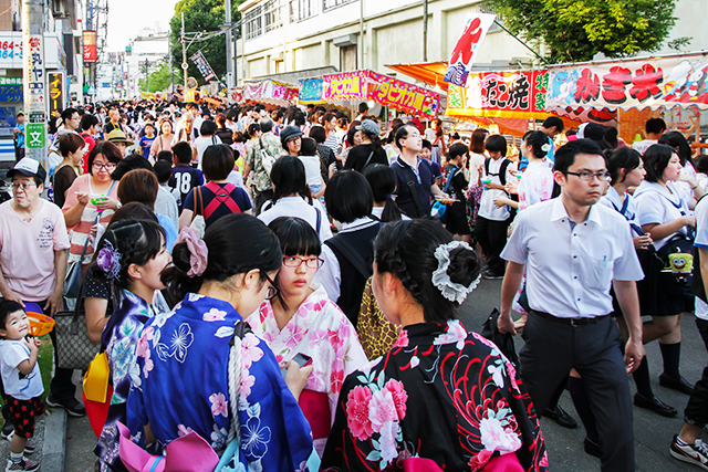 八坂神社　お札まき