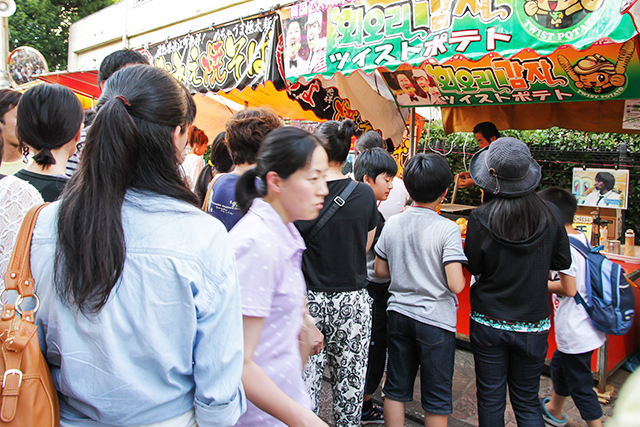 八坂神社　お札まき