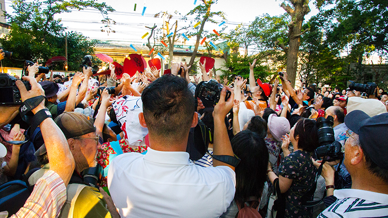 八坂神社のお札まきをフジＴＶがライブ中継