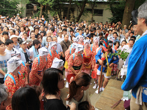 八坂神社のお札まきのお祭り